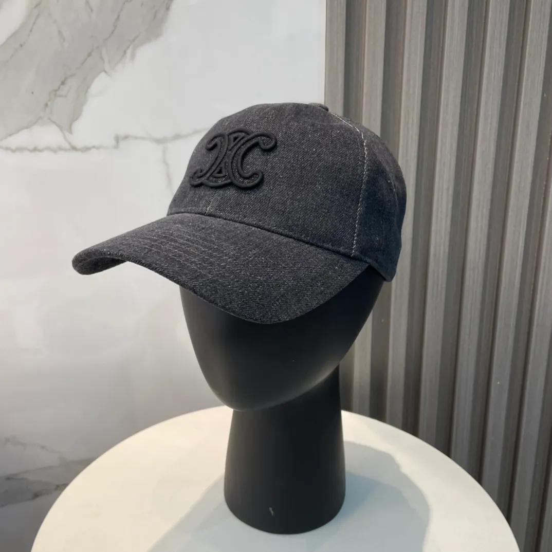 P80 popular CELINE (Celine) official website purchase version. Original 1:1 customized! The latest baseball cap with the same style as the simple letter star, fashionable and high-end workmanship! Every hat is made with care! Extraordinary quality, suitable for both men and women.    Céline's hat has a simple design, high-end color matching, delicate texture, and clean style. It is an iconic item. The letter C is the official icon of CELINE. It is deeply rooted in the brand's historical heritage, and at the same time it exudes modern elegance and a new trend of retro modernity. Simple baseball cap decorated with C logo. Self-attitude, no need to elaborate.