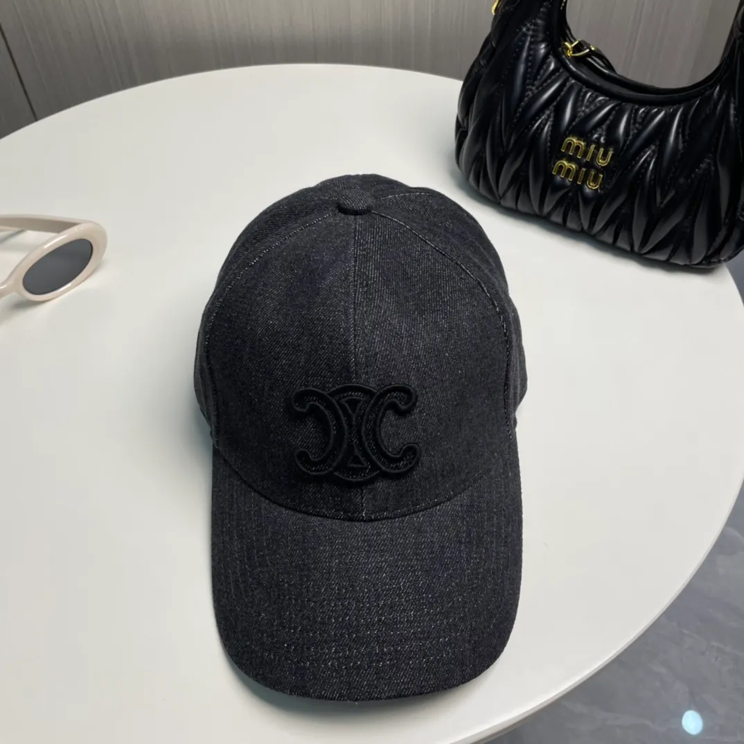P80 popular CELINE (Celine) official website purchase version. Original 1:1 customized! The latest baseball cap with the same style as the simple letter star, fashionable and high-end workmanship! Every hat is made with care! Extraordinary quality, suitable for both men and women.    Céline's hat has a simple design, high-end color matching, delicate texture, and clean style. It is an iconic item. The letter C is the official icon of CELINE. It is deeply rooted in the brand's historical heritage, and at the same time it exudes modern elegance and a new trend of retro modernity. Simple baseball cap decorated with C logo. Self-attitude, no need to elaborate.