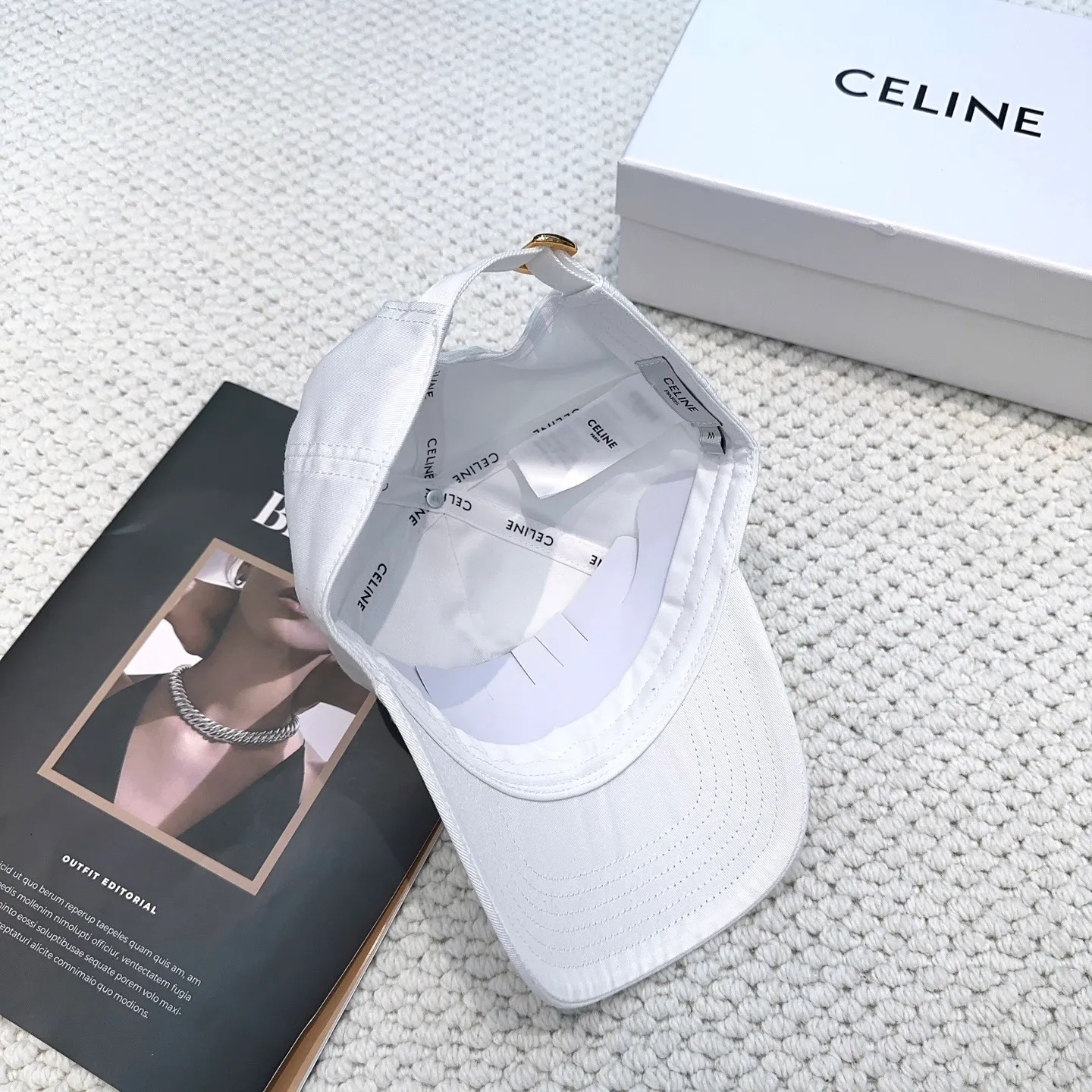 P70 popular CELINE (Celine) latest baseball cap with simple letters, fashionable and high-end workmanship! Every hat is made with care! Extraordinary quality, suitable for both men and women.    Céline's hat has a simple design, high-end color matching, delicate texture, and clean style. It is an iconic item. The letter C is the official icon of CELINE. It is deeply rooted in the brand's historical heritage, and at the same time it exudes modern elegance and a new trend of retro modernity. Simple baseball cap decorated with C logo. Self-attitude, no need to elaborate.