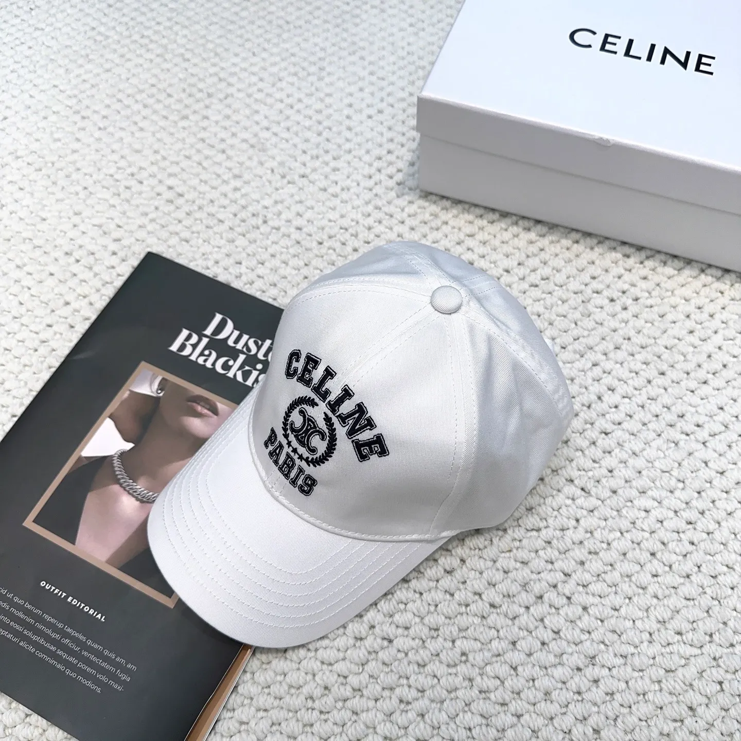P70 popular CELINE (Celine) latest baseball cap with simple letters, fashionable and high-end workmanship! Every hat is made with care! Extraordinary quality, suitable for both men and women.    Céline's hat has a simple design, high-end color matching, delicate texture, and clean style. It is an iconic item. The letter C is the official icon of CELINE. It is deeply rooted in the brand's historical heritage, and at the same time it exudes modern elegance and a new trend of retro modernity. Simple baseball cap decorated with C logo. Self-attitude, no need to elaborate.