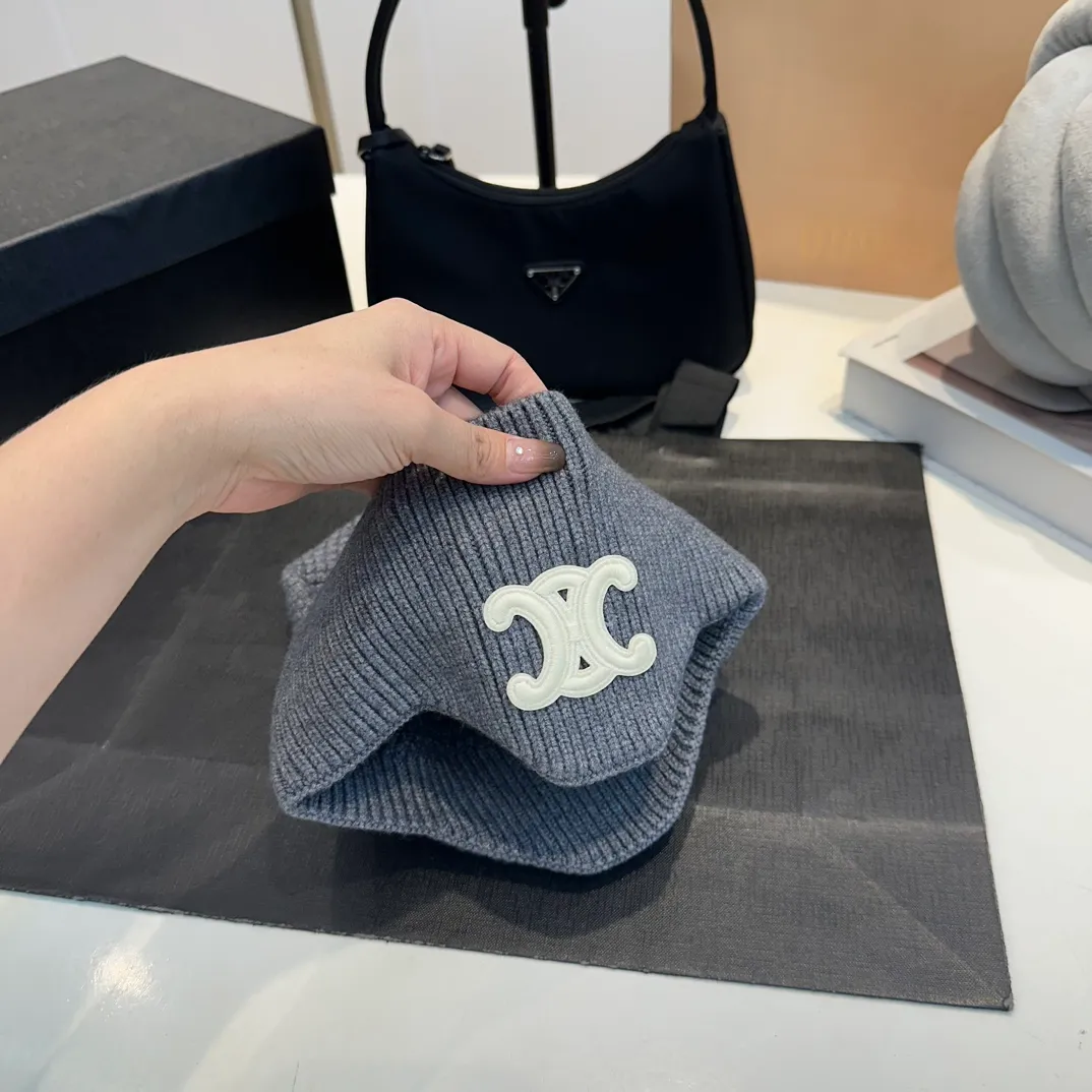 P70 CELINE🖤 Autumn and winter knitted ear protection hat Japanese personalized knitted autumn and winter ear protection hat👏✊ Made of high-quality wool, soft and comfortable, thick hat, first-class thermal insulation effect, plush feeling, soft and skin-friendly! Suitable for all kinds of clothes in autumn and winter!