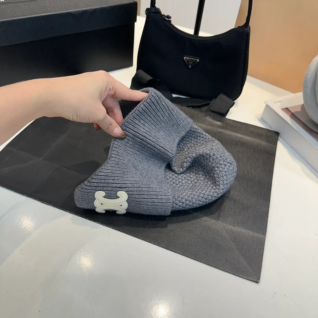 P70 CELINE🖤 Autumn and winter knitted ear protection hat Japanese personalized knitted autumn and winter ear protection hat👏✊ Made of high-quality wool, soft and comfortable, thick hat, first-class thermal insulation effect, plush feeling, soft and skin-friendly! Suitable for all kinds of clothes in autumn and winter!