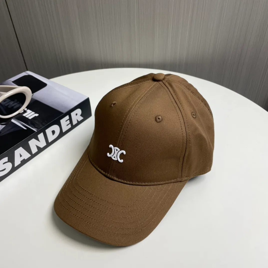 P70 popular CELINE (Celine) latest baseball cap with simple letters, fashionable and high-end workmanship! Every hat is made with care! Extraordinary quality, suitable for both men and women.    Céline's hat has a simple design, high-end color matching, delicate texture, and clean style. It is an iconic item. The letter C is the official icon of CELINE. It is deeply rooted in the brand's historical heritage, and at the same time it exudes modern elegance and a new trend of retro modernity. Simple baseball cap decorated with C logo. Self-attitude, no need to elaborate.