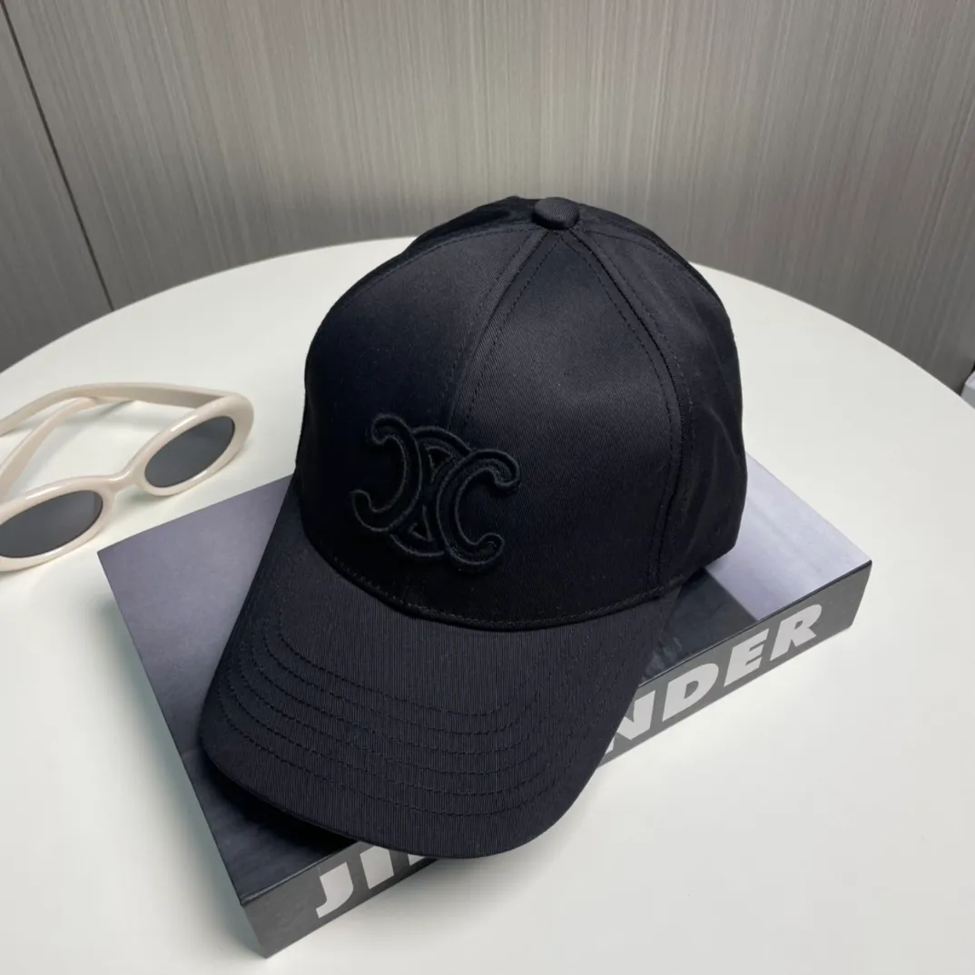 P80 popular CELINE (Celine) official website purchase version. Original 1:1 customized! The latest baseball cap with the same style as the simple letter star, fashionable and high-end workmanship! Every hat is made with care! Extraordinary quality, suitable for both men and women.    Céline's hat has a simple design, high-end color matching, delicate texture, and clean style. It is an iconic item. The letter C is the official icon of CELINE. It is deeply rooted in the brand's historical heritage, and at the same time it exudes modern elegance and a new trend of retro modernity. Simple baseball cap decorated with C logo. Self-attitude, no need to elaborate.