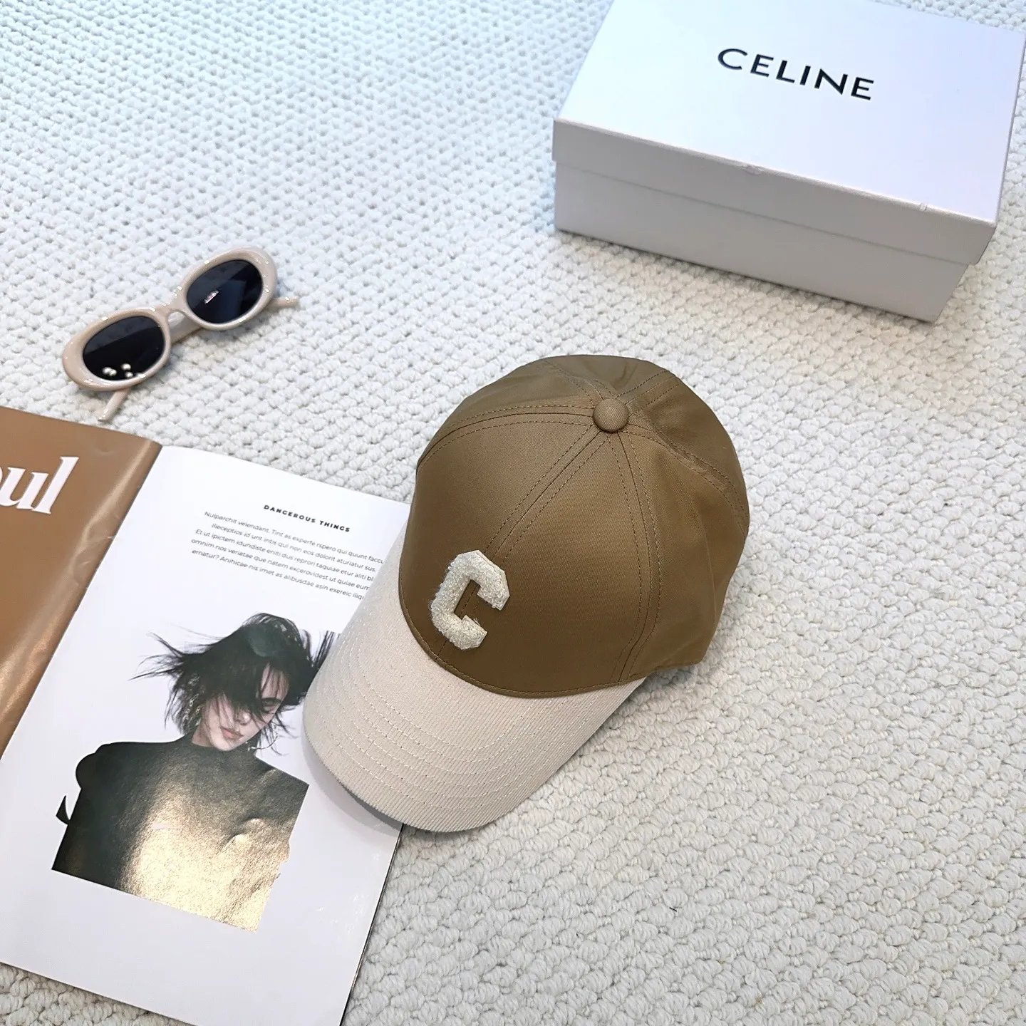 P76 popular CELINE (Celine) official website purchase version. Original 1:1 customized! The latest baseball cap with the same style as the simple letter star, fashionable and high-end workmanship! Every hat is made with care! Extraordinary quality, suitable for both men and women.    Céline's hat has a simple design, high-end color matching, delicate texture, and clean style. It is an iconic item. The letter C is the official icon of CELINE. It is deeply rooted in the brand's historical heritage, and at the same time it exudes modern elegance and a new trend of retro modernity. Simple baseball cap decorated with C logo. Self-attitude, no need to elaborate.