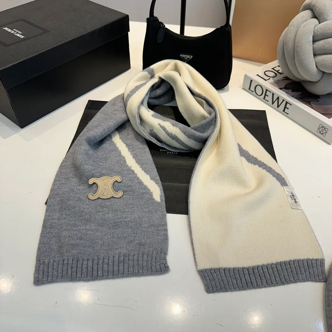 P170 CELINE Xiaohongshu’s popular model, official website new classic suit hat! Hat ➕Scarf! It feels great in hand! It’s warm and super comfortable. This winter, all you need is a hat set like this. It’s warm and fashionable! Welcome to choose!!