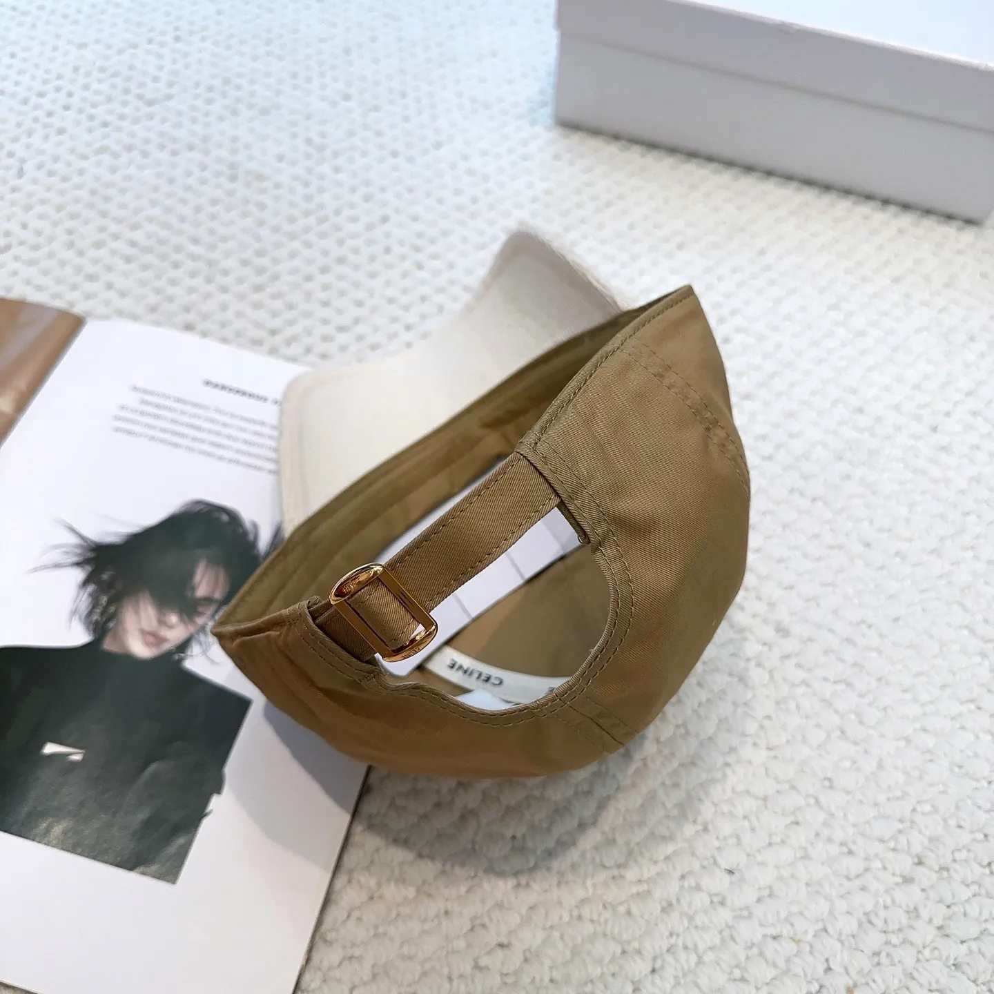 P76 popular CELINE (Celine) official website purchase version. Original 1:1 customized! The latest baseball cap with the same style as the simple letter star, fashionable and high-end workmanship! Every hat is made with care! Extraordinary quality, suitable for both men and women.    Céline's hat has a simple design, high-end color matching, delicate texture, and clean style. It is an iconic item. The letter C is the official icon of CELINE. It is deeply rooted in the brand's historical heritage, and at the same time it exudes modern elegance and a new trend of retro modernity. Simple baseball cap decorated with C logo. Self-attitude, no need to elaborate.