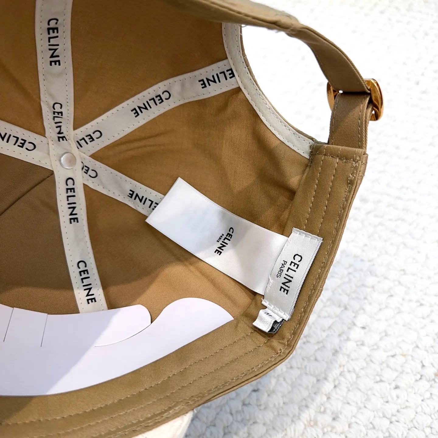 P76 popular CELINE (Celine) official website purchase version. Original 1:1 customized! The latest baseball cap with the same style as the simple letter star, fashionable and high-end workmanship! Every hat is made with care! Extraordinary quality, suitable for both men and women.    Céline's hat has a simple design, high-end color matching, delicate texture, and clean style. It is an iconic item. The letter C is the official icon of CELINE. It is deeply rooted in the brand's historical heritage, and at the same time it exudes modern elegance and a new trend of retro modernity. Simple baseball cap decorated with C logo. Self-attitude, no need to elaborate.