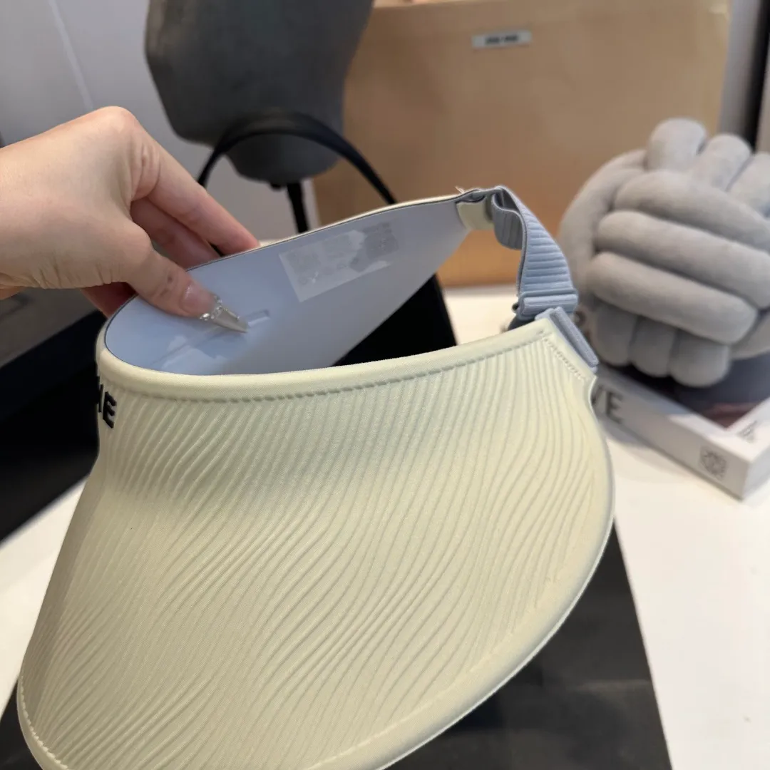 P60 CELINE Celine's new empty-top hat. Sun protection is a compulsory course for girls in this life. This large brim hat is invincible in sun protection. It can be worn all day without any trace or cumbersome feeling.