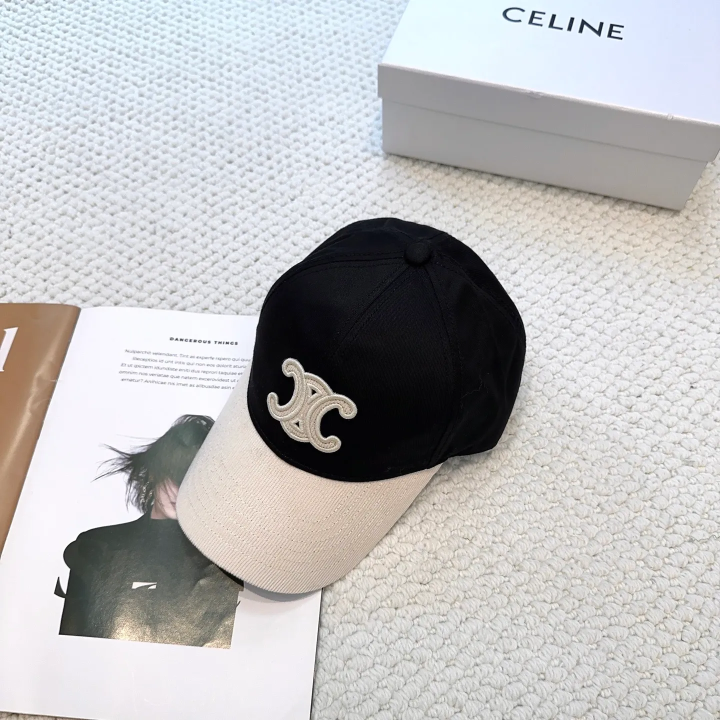 P70 popular CELINE official website purchase version. Original 1:1 customized! The latest baseball cap with the same style as the simple letter star, fashionable and high-end workmanship! Every hat is made with care! Extraordinary quality, suitable for both men and women.    Céline's hat has a simple design, high-end color matching, delicate texture, and clean style. It is an iconic item. The letter C is the official icon of CELINE. It is deeply rooted in the brand's historical heritage, and at the same time it exudes modern elegance and a new trend of retro modernity. Simple baseball cap decorated with C logo. Self-attitude, no need to elaborate.