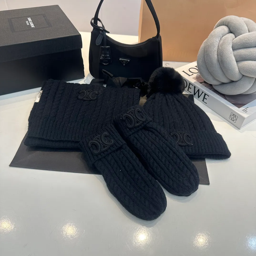 CELINE [Wool Suit Scarf + Gloves + Hat -] Classic suit hat wool cashmere knitted hat with gloves, warm and super comfortable for winter. Celine's three-piece set of gloves, scarves and hats is so high-end. It feels particularly delicate, with impeccable texture and quality. The details are also handled very well. It's warm and comfortable. It's a magical tool for young ladies to reduce their age. Warm and fashionable! Scarf: 185/35cm, head circumference around 57cm, contains 70% wool fabric, complete internal standards.  The latest technology, one-piece molding, is super beautiful. The autumn and winter wool knitted beanie feels good to the touch ~ the color is super white ~ and it has a good atmosphere when taking photos. Multiple colors are matched and very versatile ~
