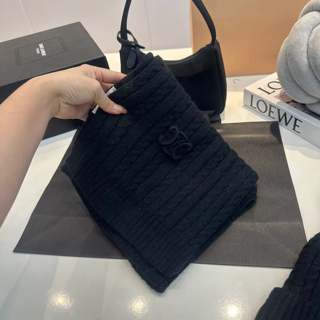 CELINE [Wool Suit Scarf + Gloves + Hat -] Classic suit hat wool cashmere knitted hat with gloves, warm and super comfortable for winter. Celine's three-piece set of gloves, scarves and hats is so high-end. It feels particularly delicate, with impeccable texture and quality. The details are also handled very well. It's warm and comfortable. It's a magical tool for young ladies to reduce their age. Warm and fashionable! Scarf: 185/35cm, head circumference around 57cm, contains 70% wool fabric, complete internal standards.  The latest technology, one-piece molding, is super beautiful. The autumn and winter wool knitted beanie feels good to the touch ~ the color is super white ~ and it has a good atmosphere when taking photos. Multiple colors are matched and very versatile ~