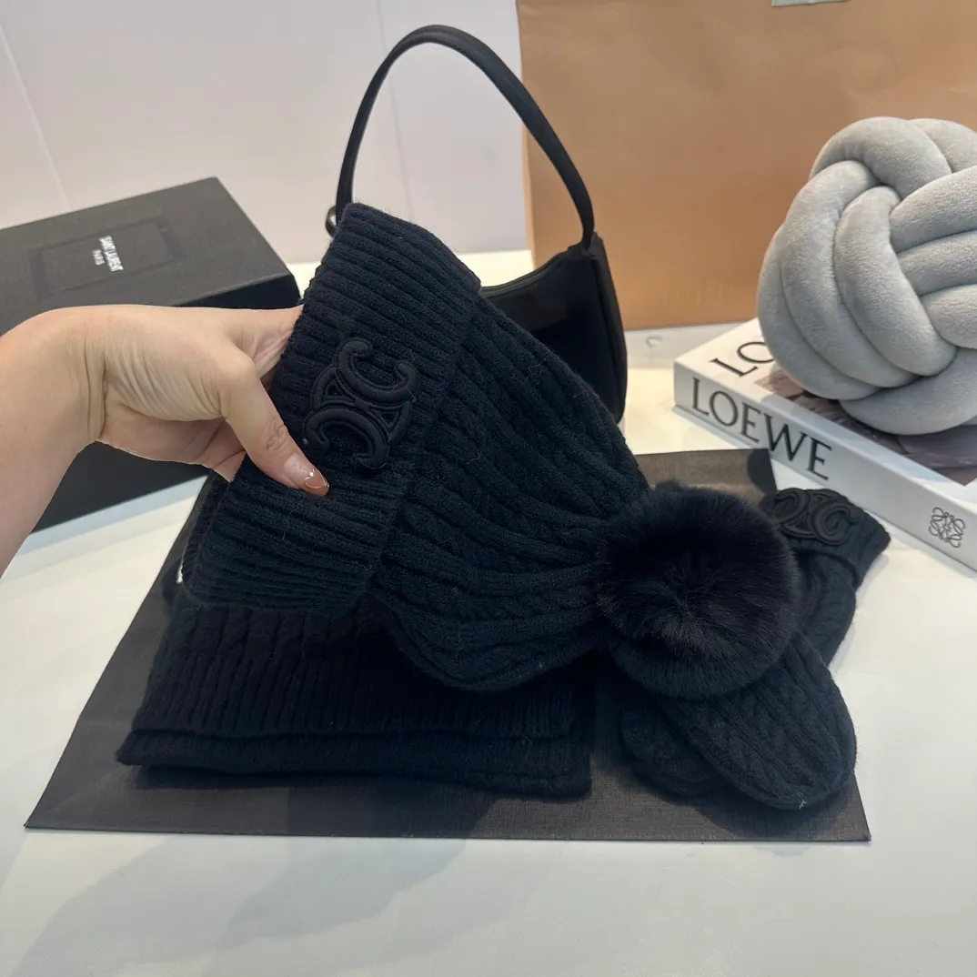 CELINE [Wool Suit Scarf + Gloves + Hat -] Classic suit hat wool cashmere knitted hat with gloves, warm and super comfortable for winter. Celine's three-piece set of gloves, scarves and hats is so high-end. It feels particularly delicate, with impeccable texture and quality. The details are also handled very well. It's warm and comfortable. It's a magical tool for young ladies to reduce their age. Warm and fashionable! Scarf: 185/35cm, head circumference around 57cm, contains 70% wool fabric, complete internal standards.  The latest technology, one-piece molding, is super beautiful. The autumn and winter wool knitted beanie feels good to the touch ~ the color is super white ~ and it has a good atmosphere when taking photos. Multiple colors are matched and very versatile ~