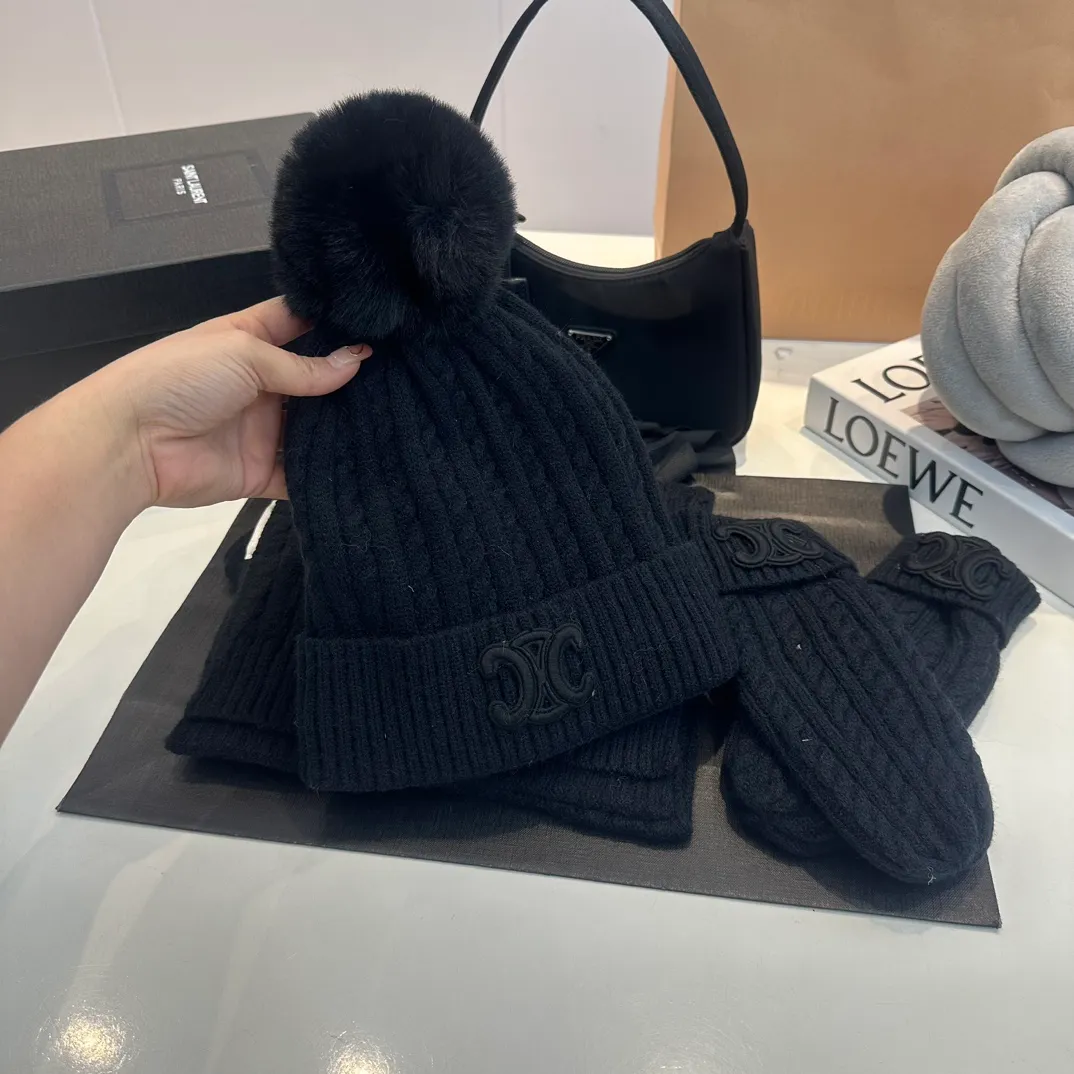 CELINE [Wool Suit Scarf + Gloves + Hat -] Classic suit hat wool cashmere knitted hat with gloves, warm and super comfortable for winter. Celine's three-piece set of gloves, scarves and hats is so high-end. It feels particularly delicate, with impeccable texture and quality. The details are also handled very well. It's warm and comfortable. It's a magical tool for young ladies to reduce their age. Warm and fashionable! Scarf: 185/35cm, head circumference around 57cm, contains 70% wool fabric, complete internal standards.  The latest technology, one-piece molding, is super beautiful. The autumn and winter wool knitted beanie feels good to the touch ~ the color is super white ~ and it has a good atmosphere when taking photos. Multiple colors are matched and very versatile ~