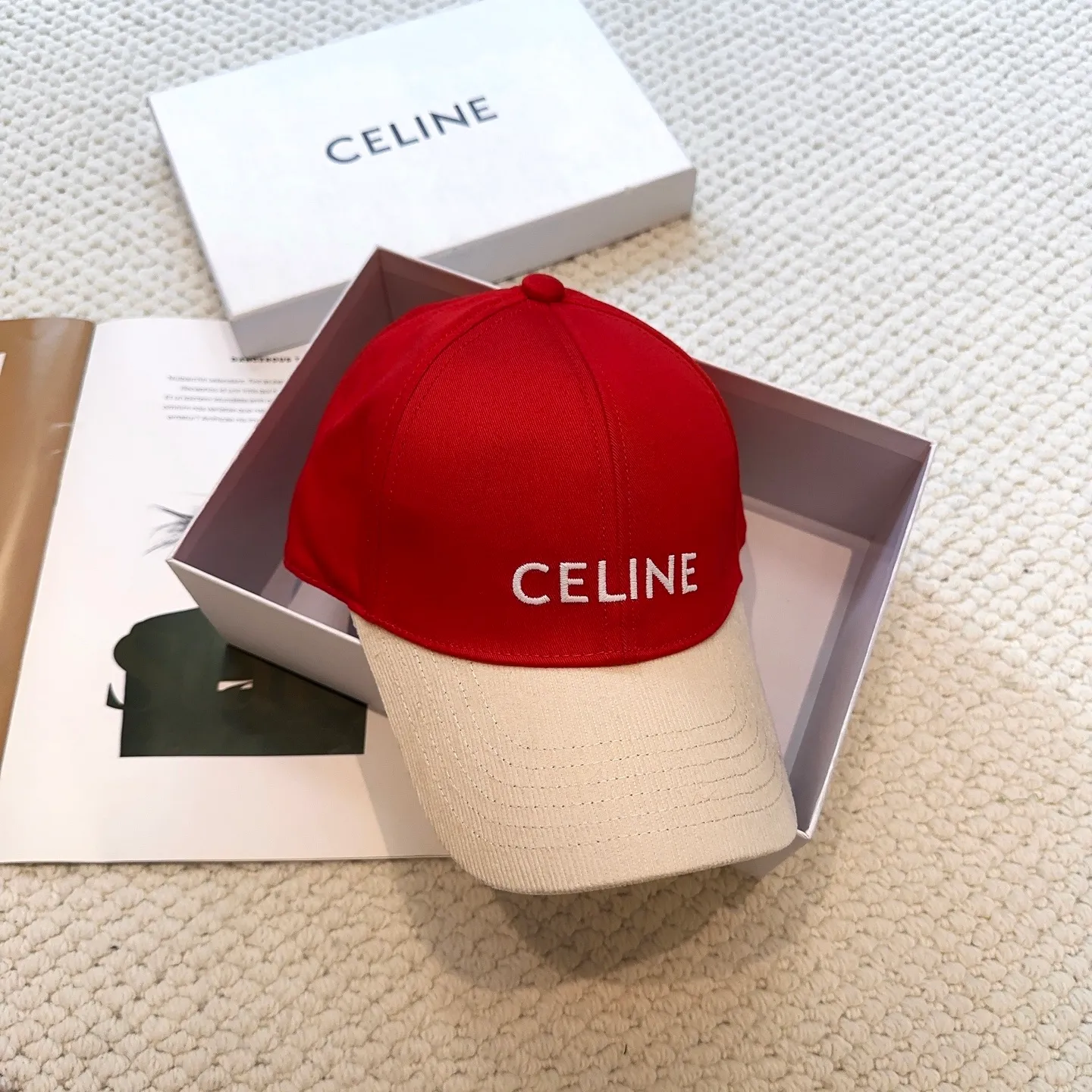 P70 popular CELINE official website purchase version. Original 1:1 customized! The latest baseball cap with the same style as the simple letter star, fashionable and high-end workmanship! Every hat is made with care! Extraordinary quality, suitable for both men and women.    Céline's hat has a simple design, high-end color matching, delicate texture, and clean style. It is an iconic item. The letter C is the official icon of CELINE. It is deeply rooted in the brand's historical heritage, and at the same time it exudes modern elegance and a new trend of retro modernity. Simple baseball cap decorated with C logo. Self-attitude, no need to elaborate.