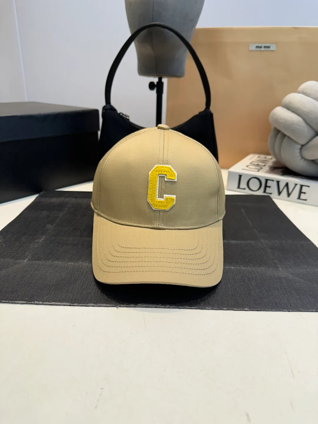 P60 CELINE's new C-embroidered logo baseball cap. High quality, great color, perfect details. Latest Arc de Triomphe logo, out of stock. Must buy.
