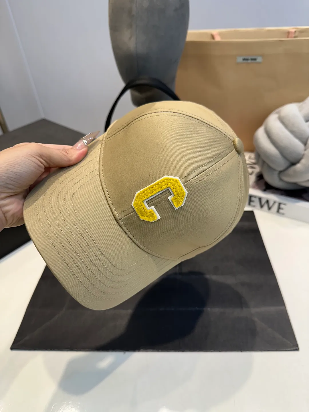P60 CELINE's new C-embroidered logo baseball cap. High quality, great color, perfect details. Latest Arc de Triomphe logo, out of stock. Must buy.