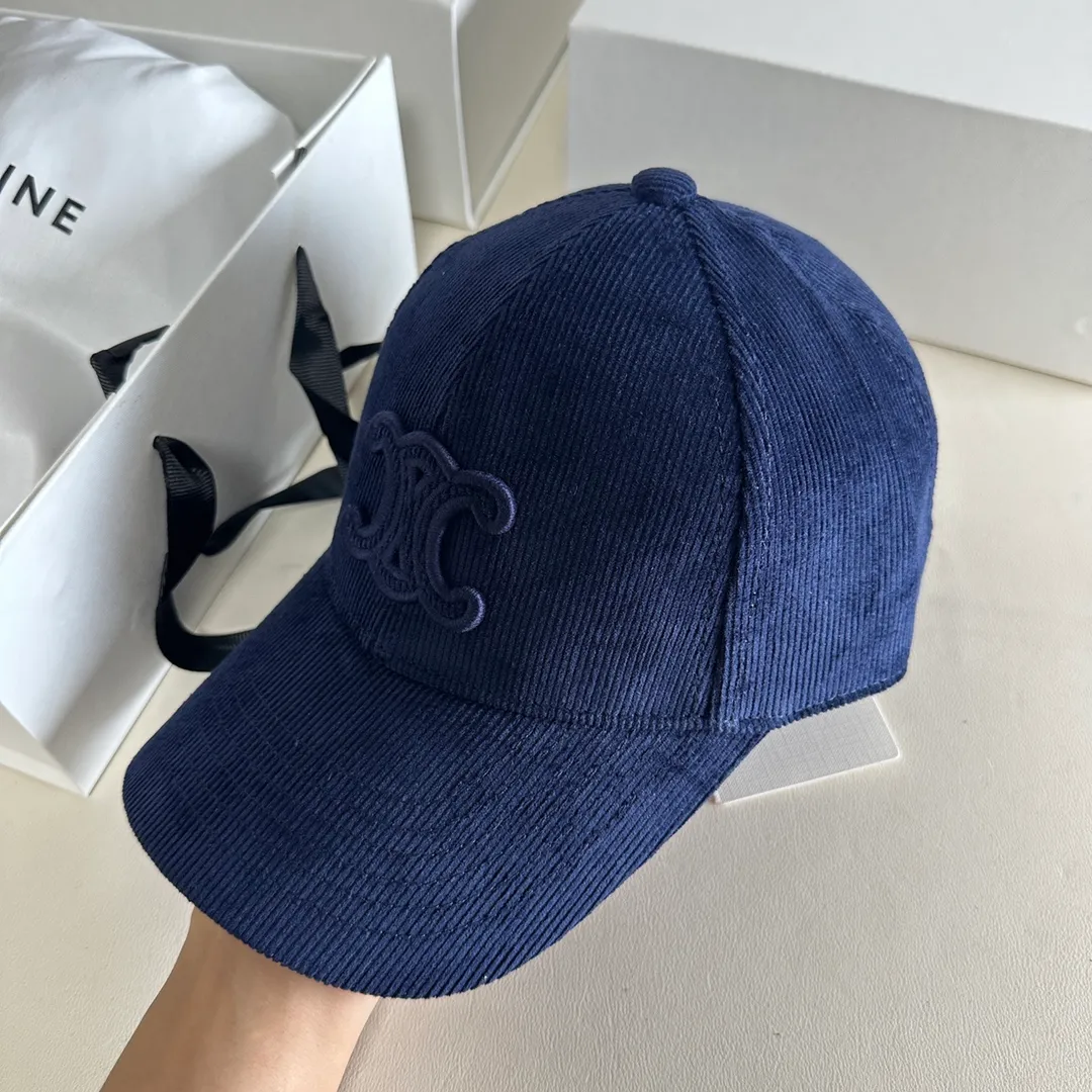 P70 Celine's new men's and women's velvet baseball cap. A super versatile style, the same style as the stars. The corduroy texture is very good, not thick and not hot to wear. Head circumference: about 57cm