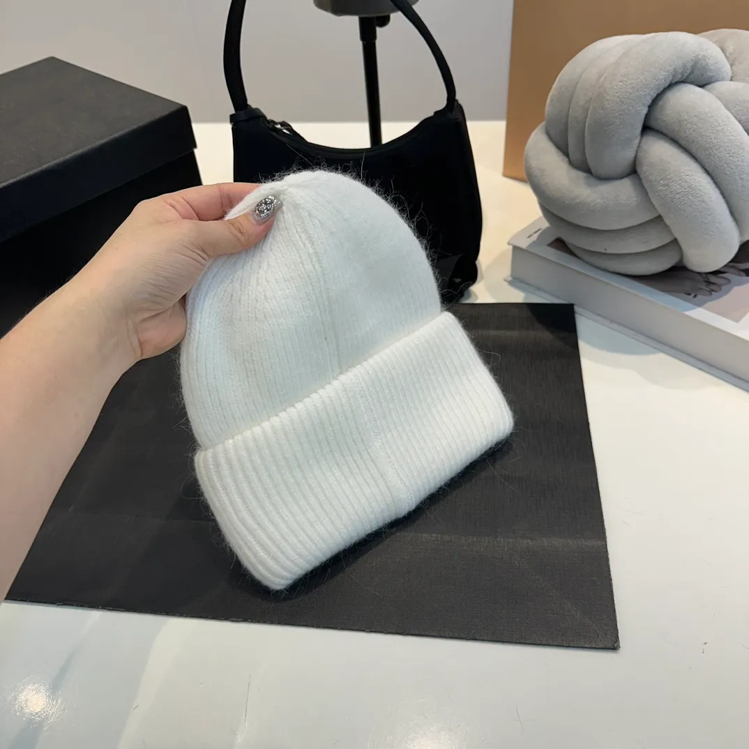 P60 CELINE 2024 autumn and winter new rabbit fur beanie, Korean style design ~ a must-have for autumn and winter wear