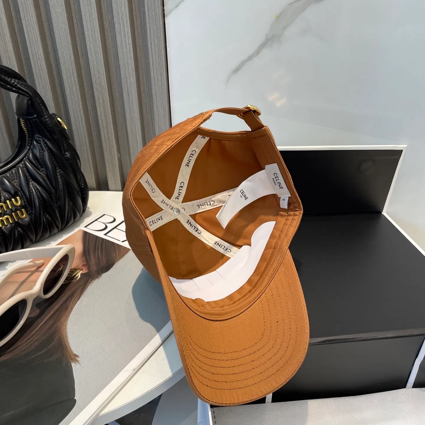 P70 popular CELINE official website purchase version. Original 1:1 customized! The latest baseball cap with the same style as the simple letter star, fashionable and high-end workmanship! Every hat is made with care! Extraordinary quality, suitable for both men and women.    Céline's hat has a simple design, high-end color matching, delicate texture, and clean style. It is an iconic item. The letter C is the official icon of CELINE. It is deeply rooted in the brand's historical heritage, and at the same time it exudes modern elegance and a new trend of retro modernity. Simple baseball cap decorated with C logo. Self-attitude, no need to elaborate.