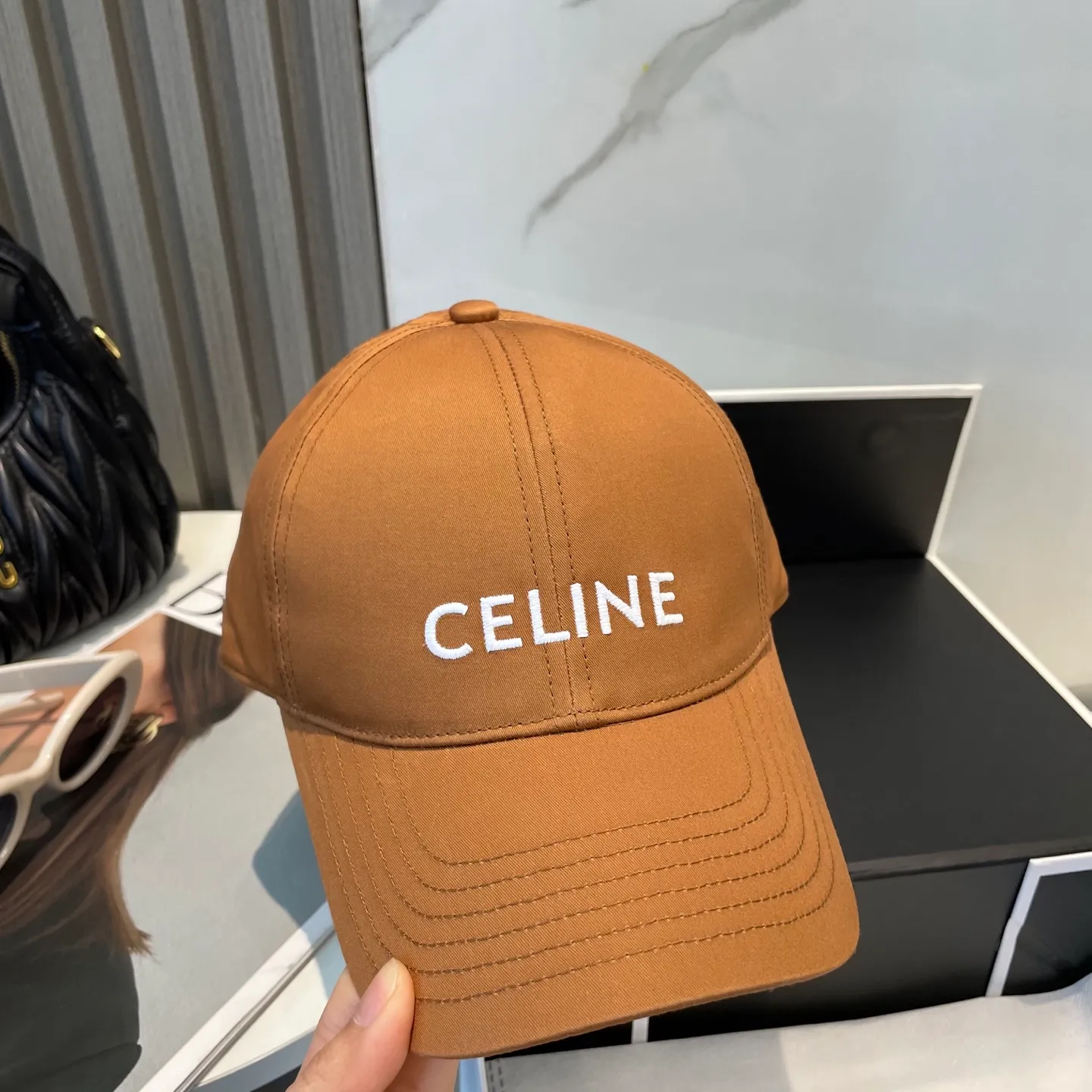 P70 popular CELINE official website purchase version. Original 1:1 customized! The latest baseball cap with the same style as the simple letter star, fashionable and high-end workmanship! Every hat is made with care! Extraordinary quality, suitable for both men and women.    Céline's hat has a simple design, high-end color matching, delicate texture, and clean style. It is an iconic item. The letter C is the official icon of CELINE. It is deeply rooted in the brand's historical heritage, and at the same time it exudes modern elegance and a new trend of retro modernity. Simple baseball cap decorated with C logo. Self-attitude, no need to elaborate.