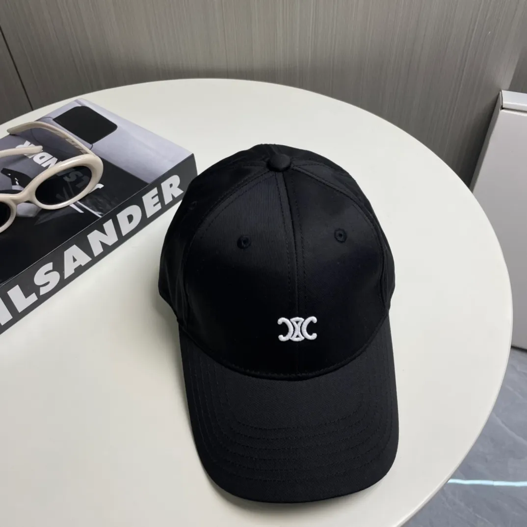 P70 popular CELINE (Celine) latest baseball cap with simple letters, fashionable and high-end workmanship! Every hat is made with care! Extraordinary quality, suitable for both men and women.    Céline's hat has a simple design, high-end color matching, delicate texture, and clean style. It is an iconic item. The letter C is the official icon of CELINE. It is deeply rooted in the brand's historical heritage, and at the same time it exudes modern elegance and a new trend of retro modernity. Simple baseball cap decorated with C logo. Self-attitude, no need to elaborate.