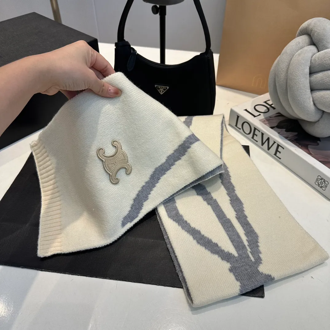 P170 CELINE Xiaohongshu’s popular model, official website new classic suit hat! Hat ➕Scarf! It feels great in hand! It’s warm and super comfortable. This winter, all you need is a hat set like this. It’s warm and fashionable! Welcome to choose!!