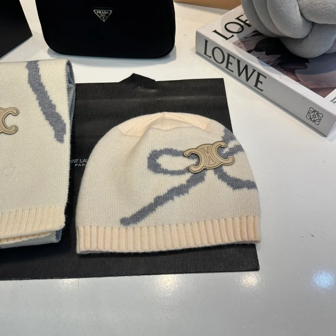 P170 CELINE Xiaohongshu’s popular model, official website new classic suit hat! Hat ➕Scarf! It feels great in hand! It’s warm and super comfortable. This winter, all you need is a hat set like this. It’s warm and fashionable! Welcome to choose!!