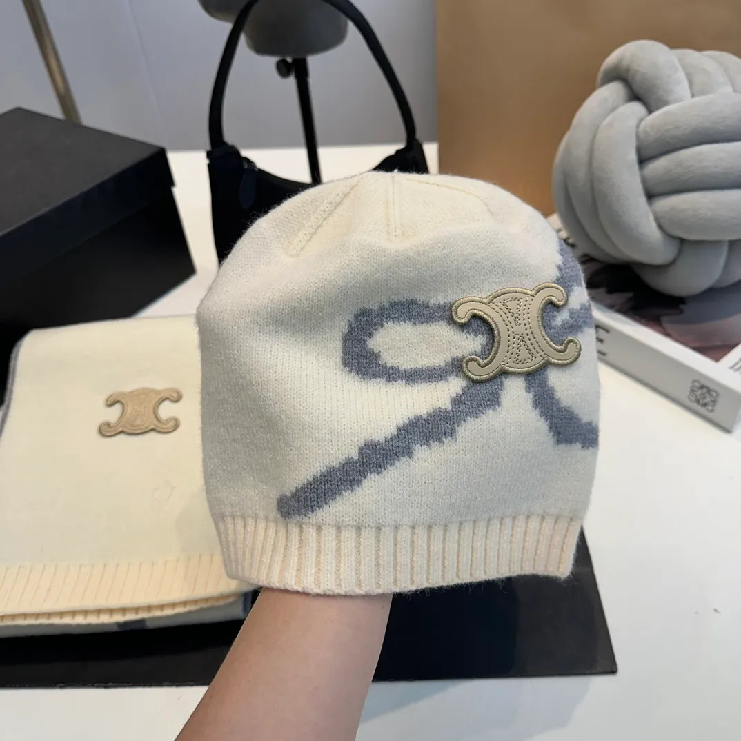 P170 CELINE Xiaohongshu’s popular model, official website new classic suit hat! Hat ➕Scarf! It feels great in hand! It’s warm and super comfortable. This winter, all you need is a hat set like this. It’s warm and fashionable! Welcome to choose!!