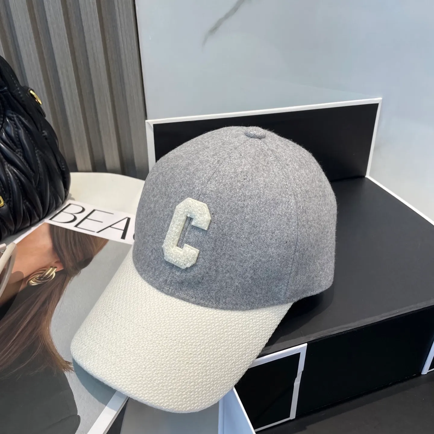 P96 CELINE · Celine's new autumn and winter C letter embroidered wool baseball cap 🧢 Top version 👍 Purchased ZP printing, the hat shape is completely customized according to Z:1. Custom woven wool fabric, super textured! The letter C distinguishes the market version, the size and the texture of the looped hair are all restored. The hardware adjustment buckle is custom-molded and has a logo. Customized logo webbing inside the hat, all details restored💯 ⚠️Size: One size fits all and adjustable!