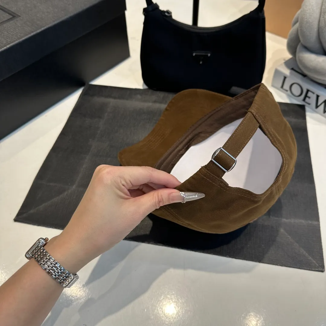 P60 CELINE Celine's new classic casual and trendy style, simple baseball cap🧢Japanese and Korean style, looks great with any combination! A must-have when traveling