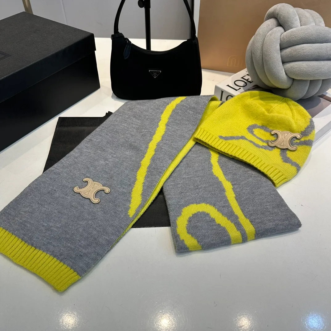 P170 CELINE Xiaohongshu’s popular model, official website new classic suit hat! Hat ➕Scarf! It feels great in hand! It’s warm and super comfortable. This winter, all you need is a hat set like this. It’s warm and fashionable! Welcome to choose!!