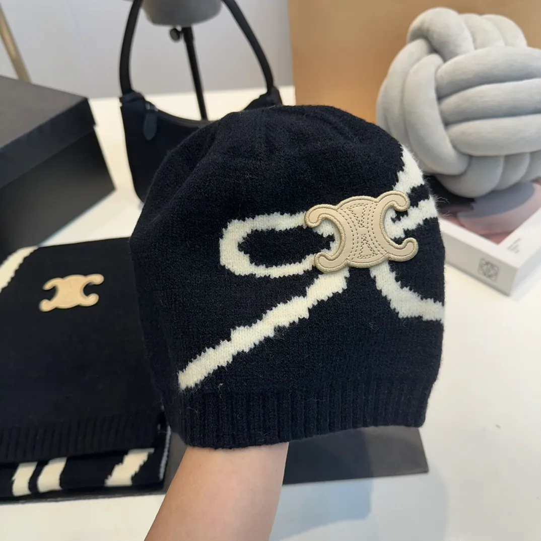 P170 CELINE Xiaohongshu’s popular model, official website new classic suit hat! Hat ➕Scarf! It feels great in hand! It’s warm and super comfortable. This winter, all you need is a hat set like this. It’s warm and fashionable! Welcome to choose!!