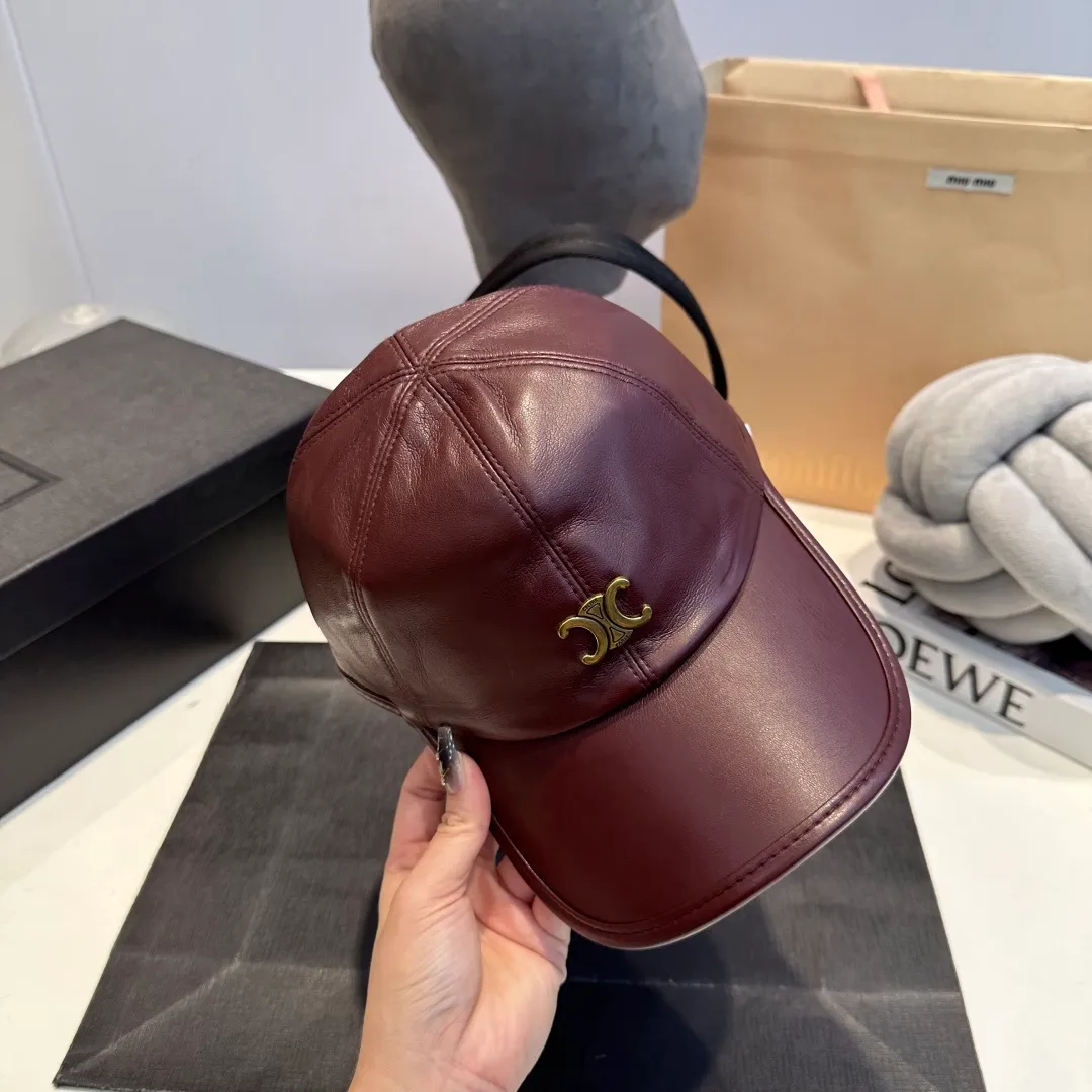 P70 CELINE new autumn cowhide baseball cap with vintage texture leather logo, double-layer material on the brim. The brim is crisp and stylish, and comes standard with fashionable cold hats.