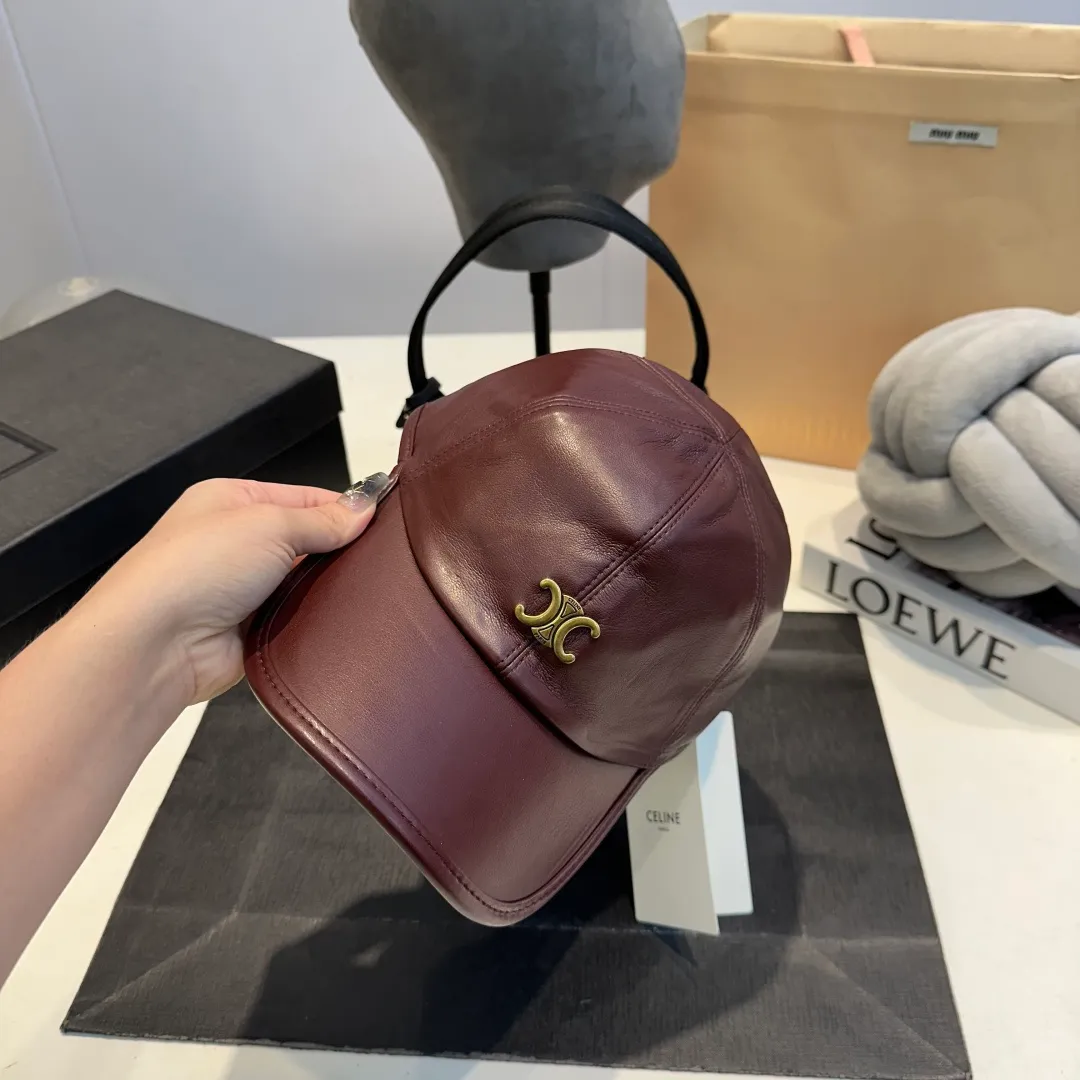 P70 CELINE new autumn cowhide baseball cap with vintage texture leather logo, double-layer material on the brim. The brim is crisp and stylish, and comes standard with fashionable cold hats.