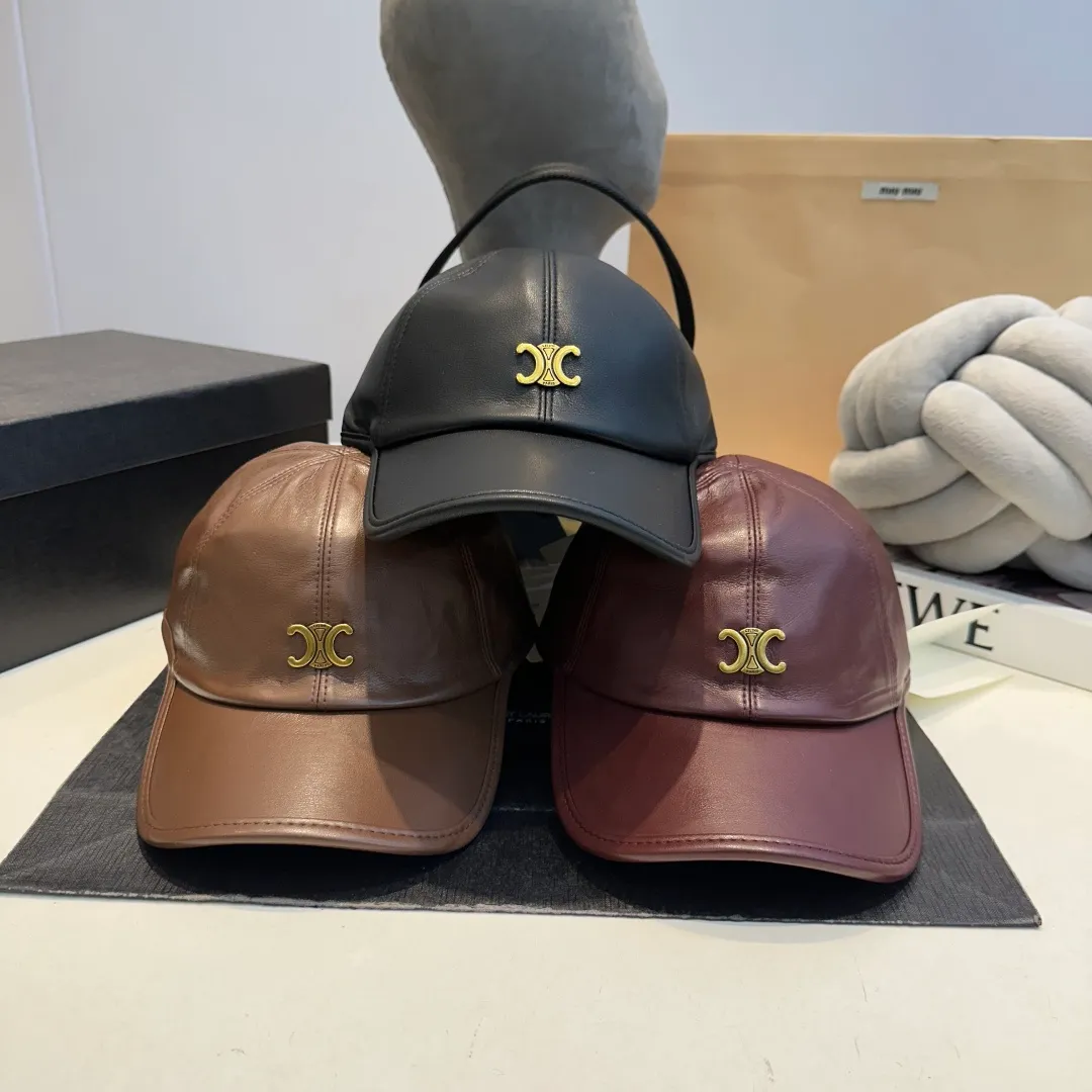 P70 CELINE new autumn cowhide baseball cap with vintage texture leather logo, double-layer material on the brim. The brim is crisp and stylish, and comes standard with fashionable cold hats.