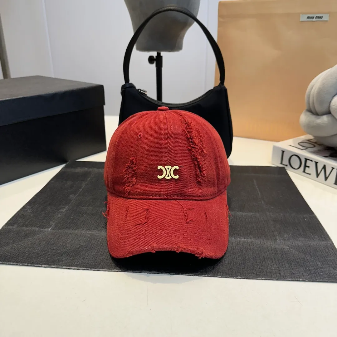 P60 Celine's new baseball cap 🧢 This season is decorated with the small Arc de Triomphe logo. Navy blue｜black｜dark red. Casual and practical! Close your eyes and enter!