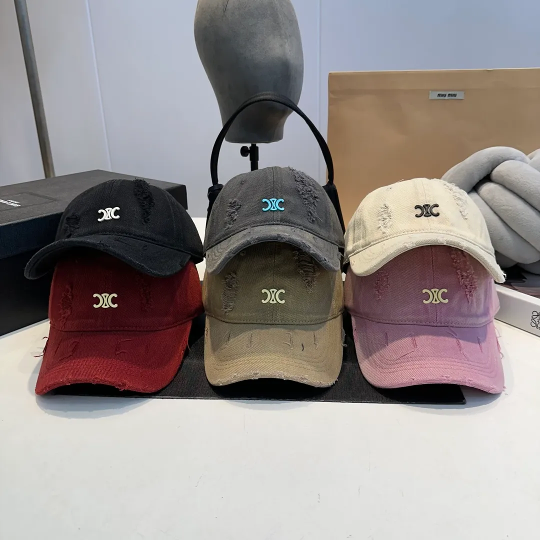 P60 Celine's new baseball cap 🧢 This season is decorated with the small Arc de Triomphe logo. Navy blue｜black｜dark red. Casual and practical! Close your eyes and enter!