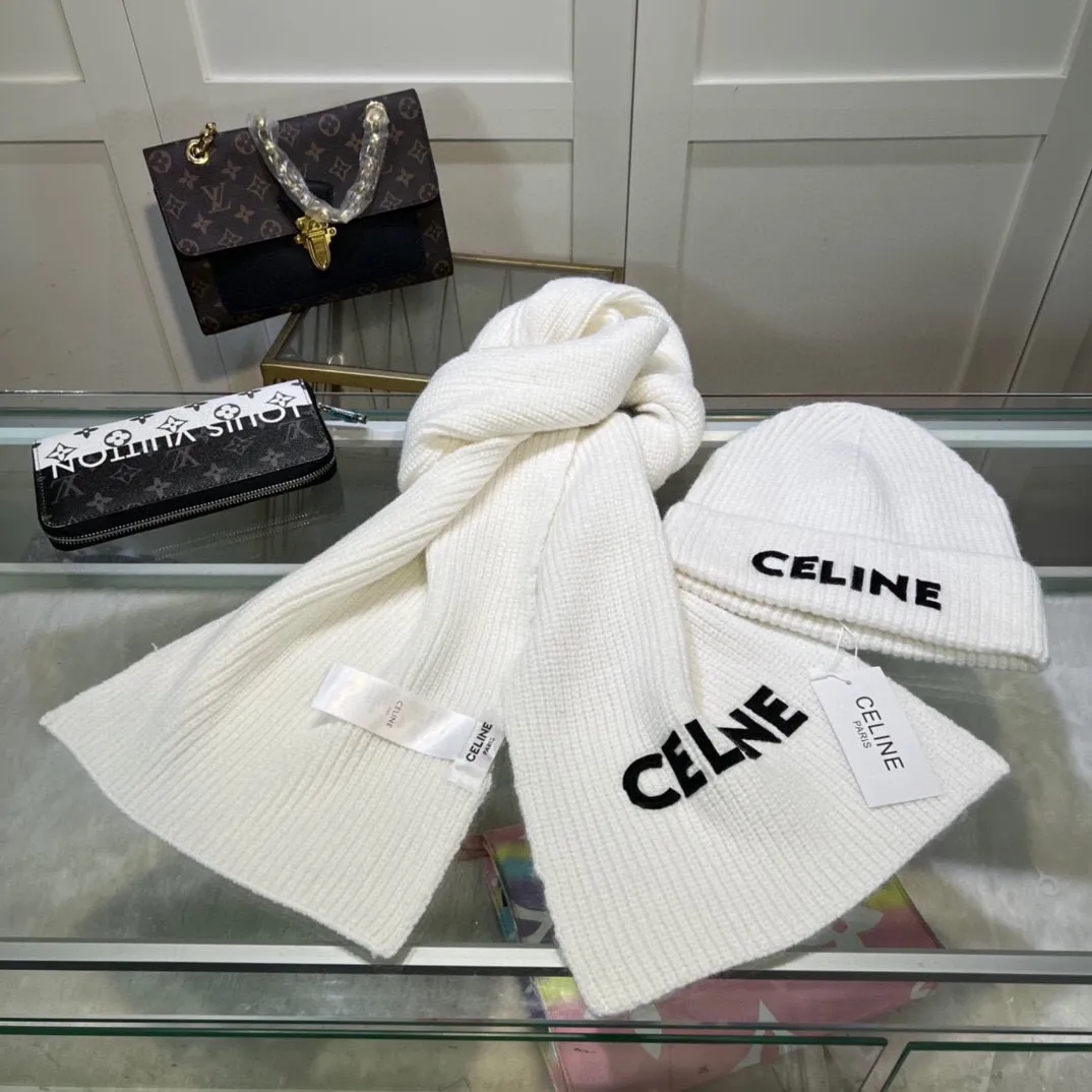 P160 CELINE Xiaohongshu popular style, official website new classic suit hat! Hat ➕Scarf! It feels great in hand! It’s warm and super comfortable. This winter, all you need is a hat set like this. It’s warm and fashionable! Welcome to choose!!