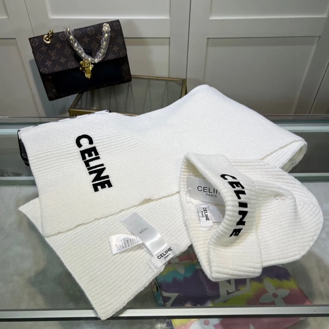 P160 CELINE Xiaohongshu popular style, official website new classic suit hat! Hat ➕Scarf! It feels great in hand! It’s warm and super comfortable. This winter, all you need is a hat set like this. It’s warm and fashionable! Welcome to choose!!