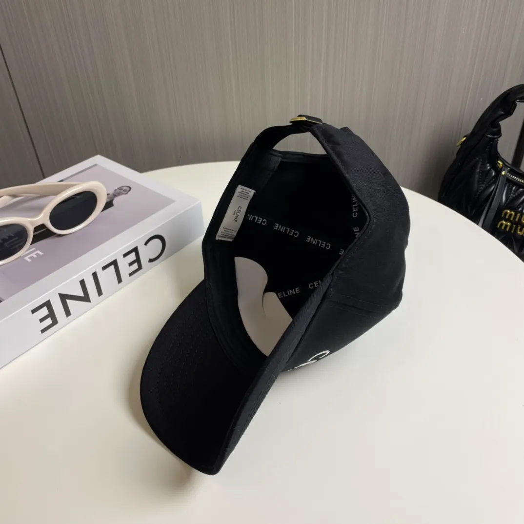 P70 [CELINE Celine] new simple baseball cap, shipped from the counter at the same time, big-name models are very easy to match, so hurry up and get it!