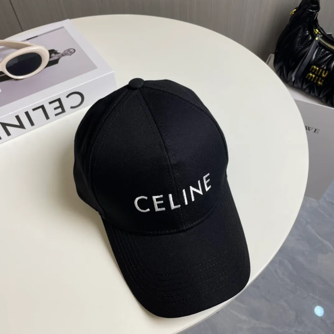 P70 [CELINE Celine] new simple baseball cap, shipped from the counter at the same time, big-name models are very easy to match, so hurry up and get it!