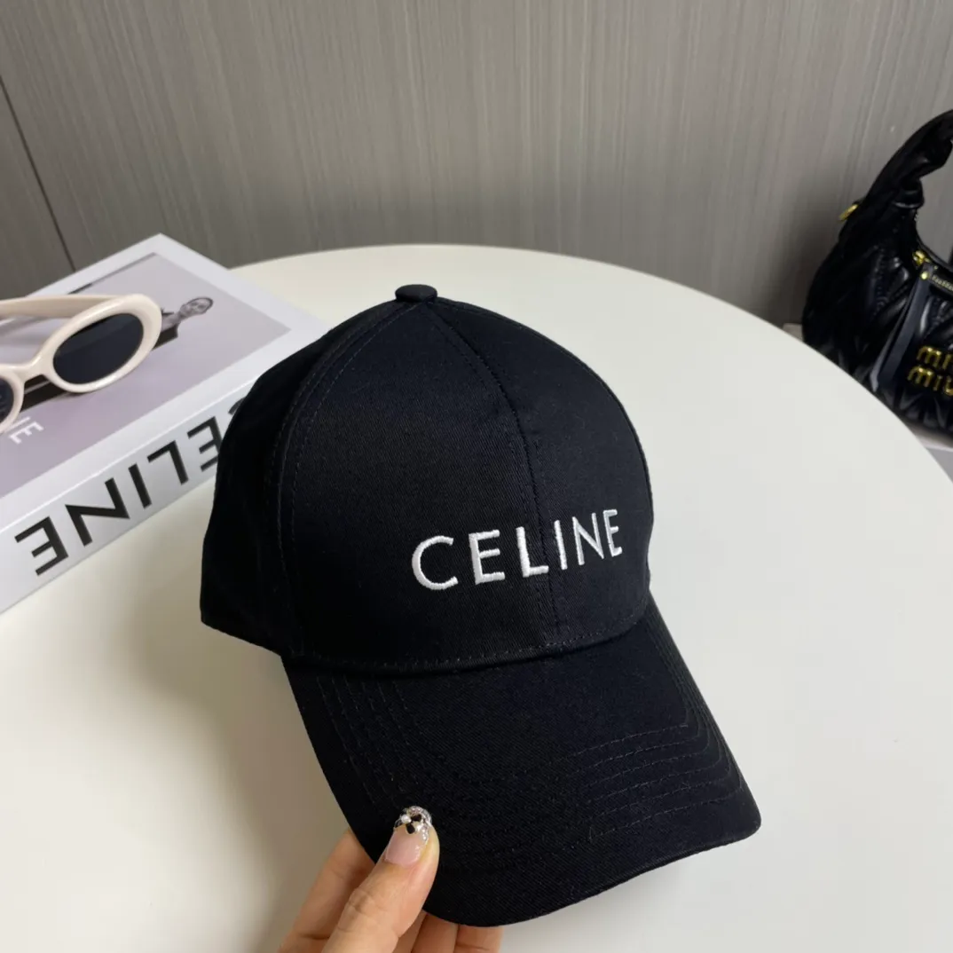 P70 [CELINE Celine] new simple baseball cap, shipped from the counter at the same time, big-name models are very easy to match, so hurry up and get it!