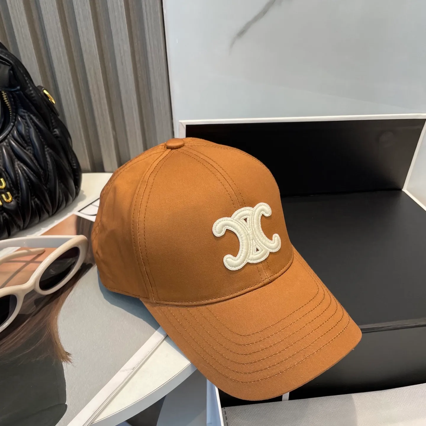 P70 popular CELINE official website purchase version. Original 1:1 customized! The latest baseball cap with the same style as the simple letter star, fashionable and high-end workmanship! Every hat is made with care! Extraordinary quality, suitable for both men and women.    Céline's hat has a simple design, high-end color matching, delicate texture, and clean style. It is an iconic item. The letter C is the official icon of CELINE. It is deeply rooted in the brand's historical heritage, and at the same time it exudes modern elegance and a new trend of retro modernity. Simple baseball cap decorated with C logo. Self-attitude, no need to elaborate.