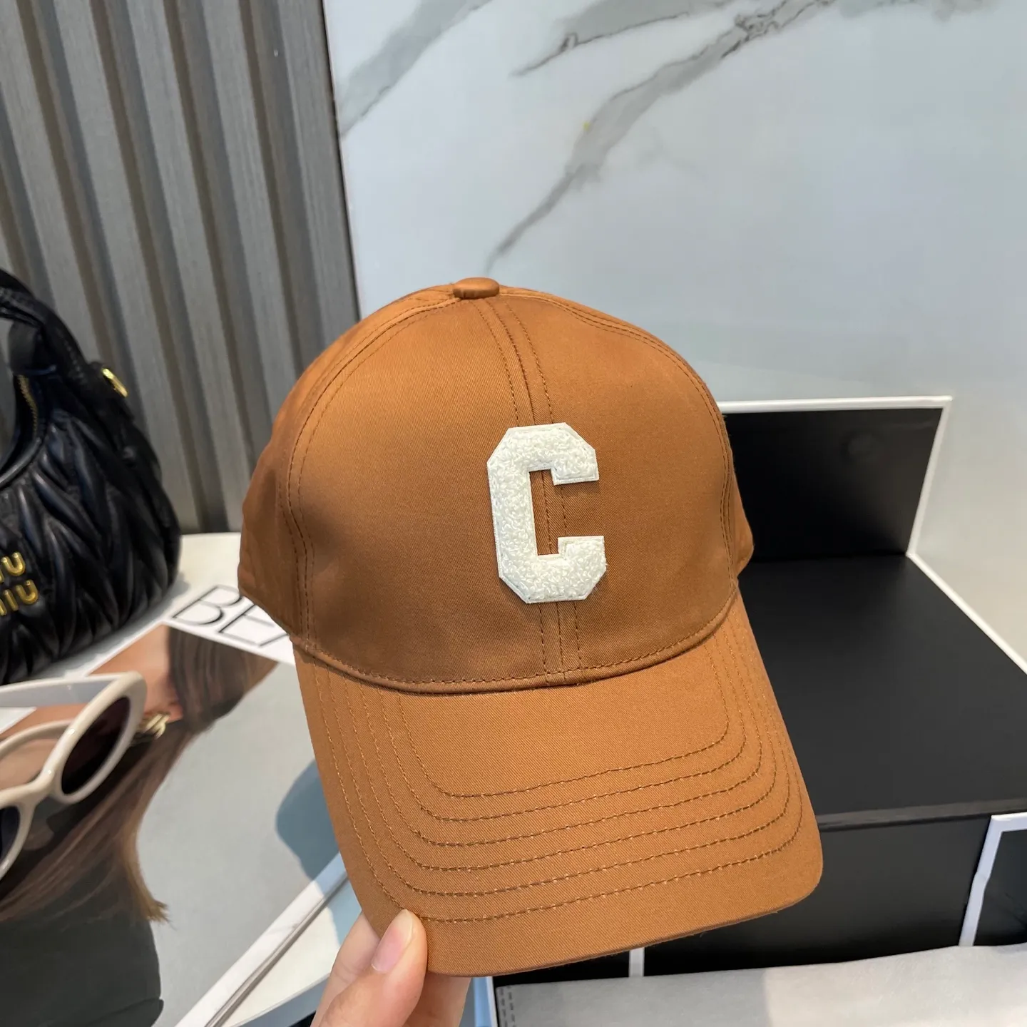 P70 popular CELINE official website purchase version. Original 1:1 customized! The latest baseball cap with the same style as the simple letter star, fashionable and high-end workmanship! Every hat is made with care! Extraordinary quality, suitable for both men and women.    Céline's hat has a simple design, high-end color matching, delicate texture, and clean style. It is an iconic item. The letter C is the official icon of CELINE. It is deeply rooted in the brand's historical heritage, and at the same time it exudes modern elegance and a new trend of retro modernity. Simple baseball cap decorated with C logo. Self-attitude, no need to elaborate.