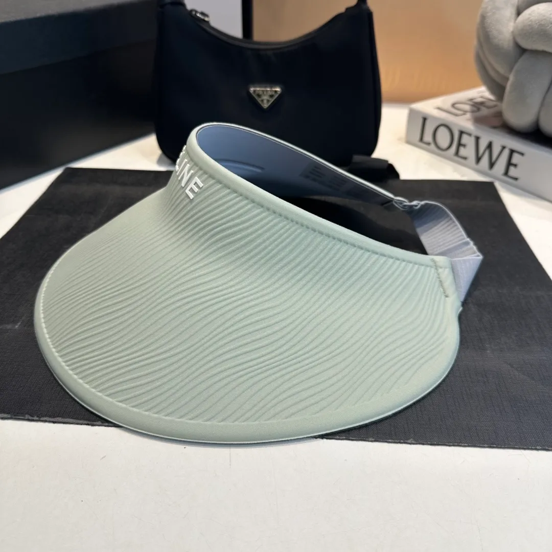 P60 CELINE Celine's new empty-top hat. Sun protection is a compulsory course for girls in this life. This large brim hat is invincible in sun protection. It can be worn all day without any trace or cumbersome feeling.