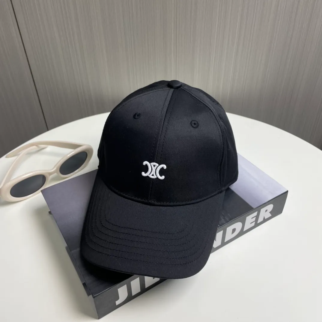 P70 popular CELINE (Celine) latest baseball cap with simple letters, fashionable and high-end workmanship! Every hat is made with care! Extraordinary quality, suitable for both men and women.    Céline's hat has a simple design, high-end color matching, delicate texture, and clean style. It is an iconic item. The letter C is the official icon of CELINE. It is deeply rooted in the brand's historical heritage, and at the same time it exudes modern elegance and a new trend of retro modernity. Simple baseball cap decorated with C logo. Self-attitude, no need to elaborate.