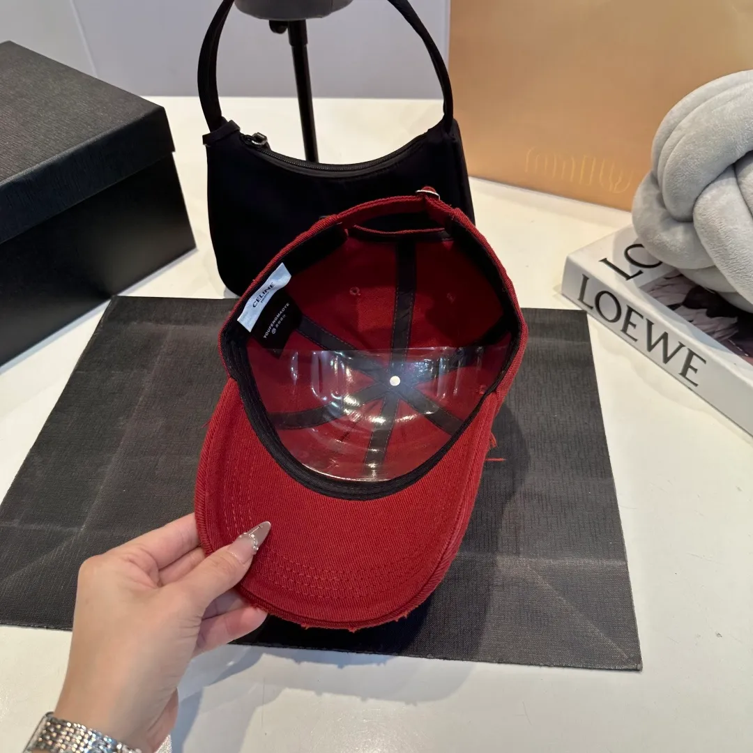 P60 Celine's new baseball cap 🧢 This season is decorated with the small Arc de Triomphe logo. Navy blue｜black｜dark red. Casual and practical! Close your eyes and enter!