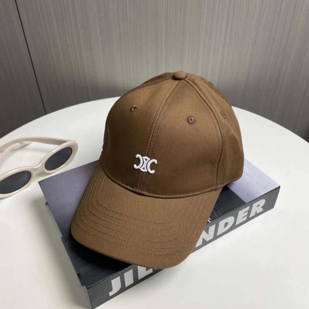 P70 popular CELINE (Celine) latest baseball cap with simple letters, fashionable and high-end workmanship! Every hat is made with care! Extraordinary quality, suitable for both men and women.    Céline's hat has a simple design, high-end color matching, delicate texture, and clean style. It is an iconic item. The letter C is the official icon of CELINE. It is deeply rooted in the brand's historical heritage, and at the same time it exudes modern elegance and a new trend of retro modernity. Simple baseball cap decorated with C logo. Self-attitude, no need to elaborate.