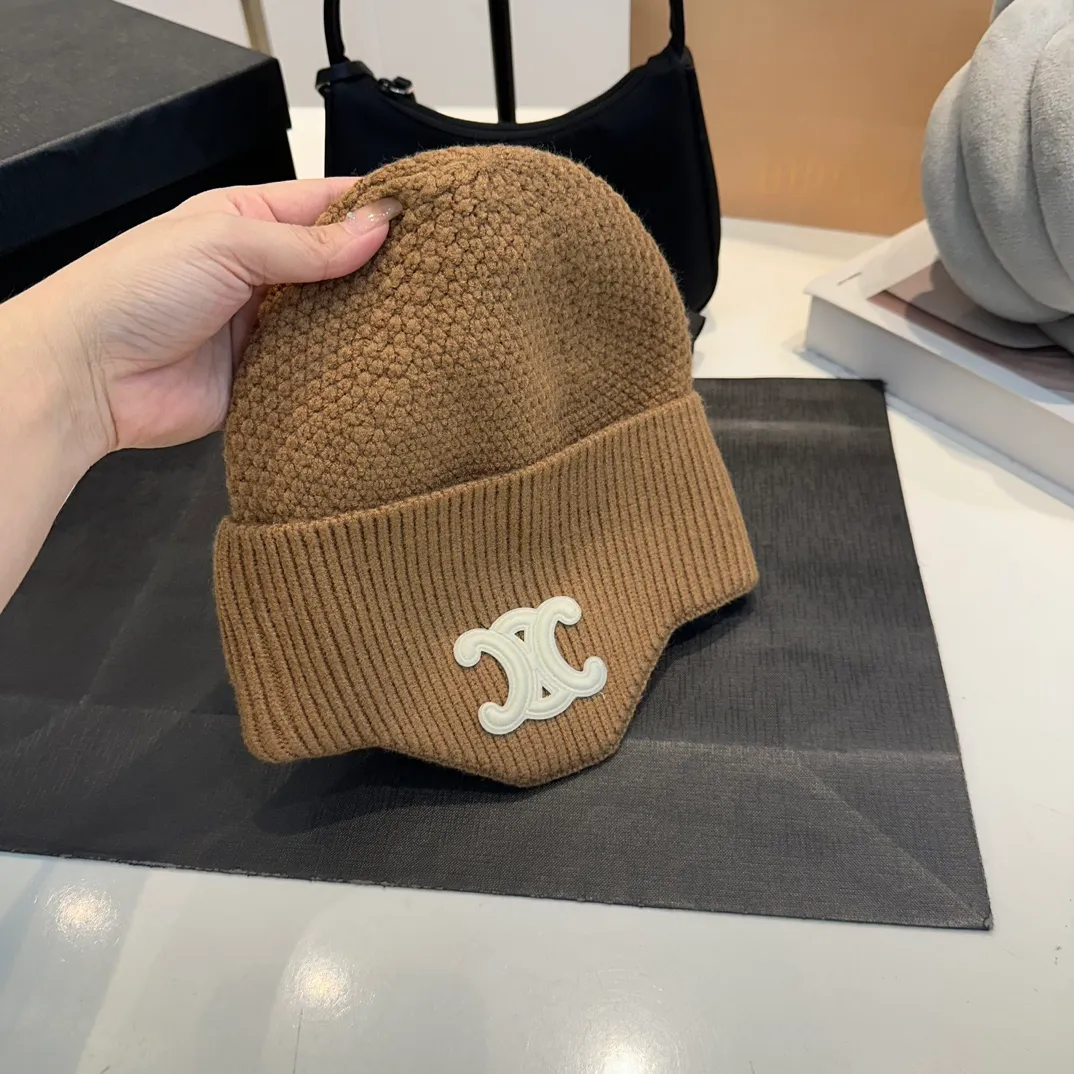 P70 CELINE🖤 Autumn and winter knitted ear protection hat Japanese personalized knitted autumn and winter ear protection hat👏✊ Made of high-quality wool, soft and comfortable, thick hat, first-class thermal insulation effect, plush feeling, soft and skin-friendly! Suitable for all kinds of clothes in autumn and winter!